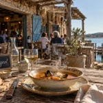 Restaurant l'estagnol gruissan : grange de pêcheurs, table et étang de Gruissan